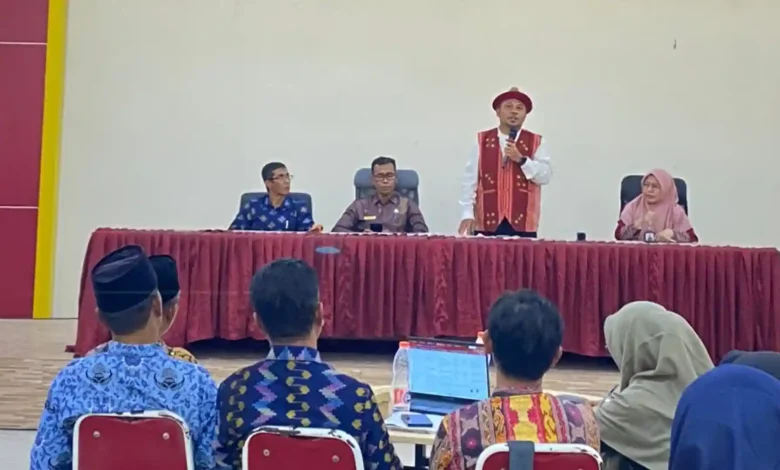 Ketua STKIP Taman Siswa Bima, Dr. Ibnu Khaldun Sudirman (berdiri) saat kegiatan workshop kepemimpiman sekolah di Gedung Beradab STKIP Taman Siswa Bima pada 9 hingga 11 Juni 2026.