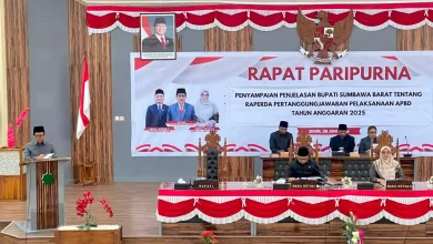 Bupati Sumbawa Barat, Amar Nurmansyah (kiri), saat menyampaikan penjelasan Bulati mengenai Raperda Pertanggungjawaban Pelaksanaan APBD Tahun Anggaran 2025 dalam Rapat Paripurna DPRD KSB, Senin, 8 Juni 2026.