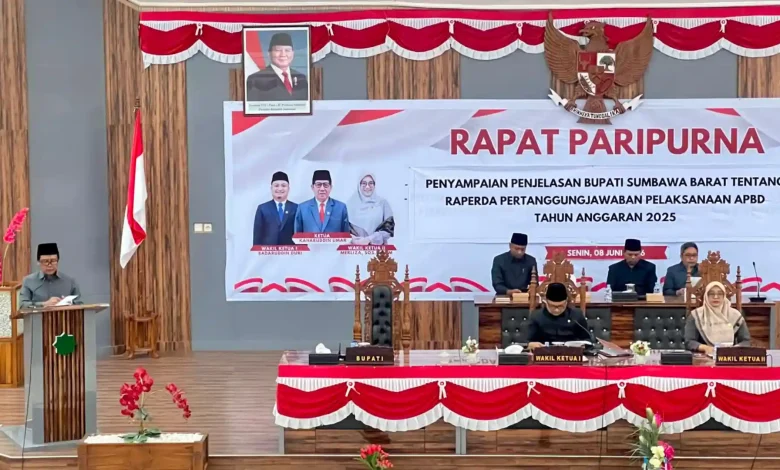 Bupati Sumbawa Barat, Amar Nurmansyah (kiri), saat menyampaikan penjelasan Bulati mengenai Raperda Pertanggungjawaban Pelaksanaan APBD Tahun Anggaran 2025 dalam Rapat Paripurna DPRD KSB, Senin, 8 Juni 2026.