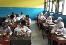 Para siswa SMP Negeri 4 Brang Rea saat menikmati menu Program Makan Bergizi Gratis (MBG) di Kecamatan Brang Rea, KSB.