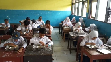 Para siswa SMP Negeri 4 Brang Rea saat menikmati menu Program Makan Bergizi Gratis (MBG) di Kecamatan Brang Rea, KSB.