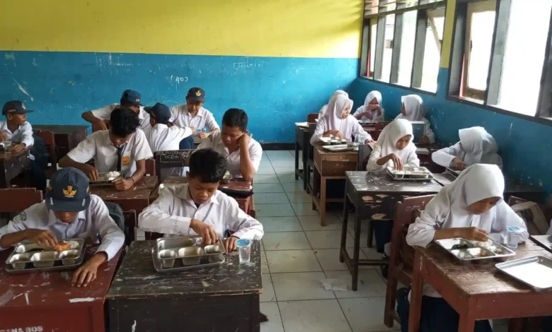 Para siswa SMP Negeri 4 Brang Rea saat menikmati menu Program Makan Bergizi Gratis (MBG) di Kecamatan Brang Rea, KSB.