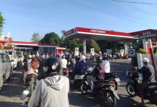 Antrean panjang warga yang membeli BBM jenis Pertalite di salah satu SPBU di Praya, Sabtu, 13 Juni 2026.