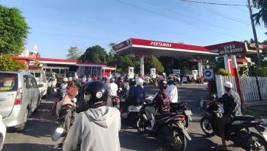 Antrean panjang warga yang membeli BBM jenis Pertalite di salah satu SPBU di Praya, Sabtu, 13 Juni 2026.
