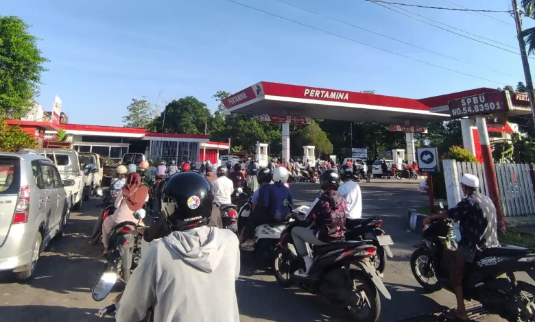 Antrean panjang warga yang membeli BBM jenis Pertalite di salah satu SPBU di Praya, Sabtu, 13 Juni 2026.