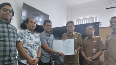 Kepala Bagian Hukum Setda Lombok Barat, Bagus Dwipayana, menyerahkan surat kuasa kepada kuasa hukum Pemkab Lombok Barat, Lalu Anton Hariawan, di Kantor Asisten Daerah III, Senin, 15 Juni 2026.