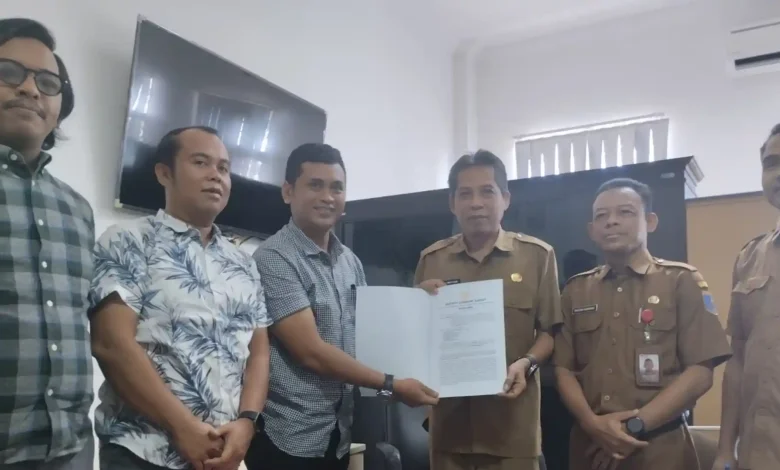 Kepala Bagian Hukum Setda Lombok Barat, Bagus Dwipayana, menyerahkan surat kuasa kepada kuasa hukum Pemkab Lombok Barat, Lalu Anton Hariawan, di Kantor Asisten Daerah III, Senin, 15 Juni 2026.