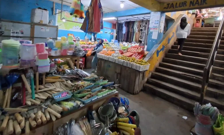 Suasana pasar tradisional di Cakranegara Kota Mataram.