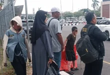 Ketua LPA Kota Mataram, Joko Jumadi (kanan) saat mendampingi korban dugaan pembakaran santri dan orang tuanya menuju Jakarta untuk RDP bersama DPR RI, Minggu, 12 Juli 2026.