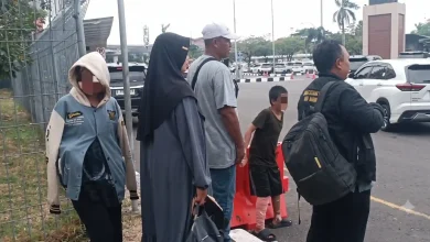 Ketua LPA Kota Mataram, Joko Jumadi (kanan) saat mendampingi korban dugaan pembakaran santri dan orang tuanya menuju Jakarta untuk RDP bersama DPR RI, Minggu, 12 Juli 2026.