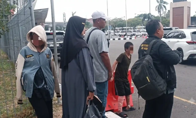 Ketua LPA Kota Mataram, Joko Jumadi (kanan) saat mendampingi korban dugaan pembakaran santri dan orang tuanya menuju Jakarta untuk RDP bersama DPR RI, Minggu, 12 Juli 2026.