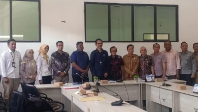 Komisi I dan Komisi V DPRD NTB saat berfoto bersama dengan Ombudsman dan Stake Holder lainnya usai RDP di kantor DPRD NTB, Senin, 13 Juli 2026.