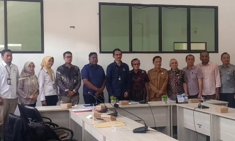 Komisi I dan Komisi V DPRD NTB saat berfoto bersama dengan Ombudsman dan Stake Holder lainnya usai RDP di kantor DPRD NTB, Senin, 13 Juli 2026.
