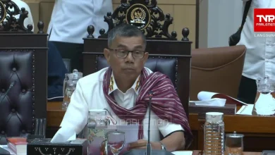 Anggota Komisi III DPR RI, Hinca I.P. Pandjaitan XIII saat membacakan kesimpulan hasil RDPU kasus dugaan pembakaran santri di Lombok Tengah pada Senin, 13 Juli 2026.