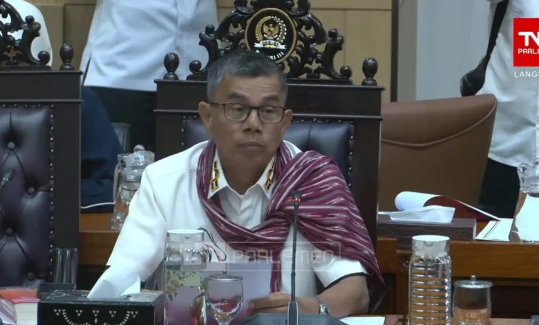 Anggota Komisi III DPR RI, Hinca I.P. Pandjaitan XIII saat membacakan kesimpulan hasil RDPU kasus dugaan pembakaran santri di Lombok Tengah pada Senin, 13 Juli 2026.