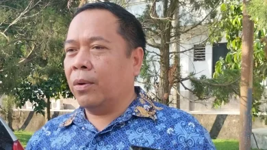 Kepala Dinas PMD Lobar, Mahnan saat memberikan keterangan usai rapat koordinasi dengan kepala desa, Senin, 13 Juli 2026.