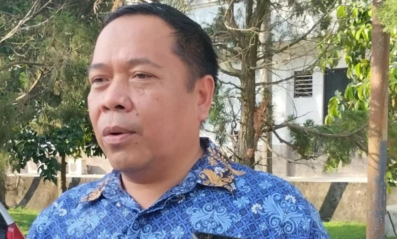 Kepala Dinas PMD Lobar, Mahnan saat memberikan keterangan usai rapat koordinasi dengan kepala desa, Senin, 13 Juli 2026.