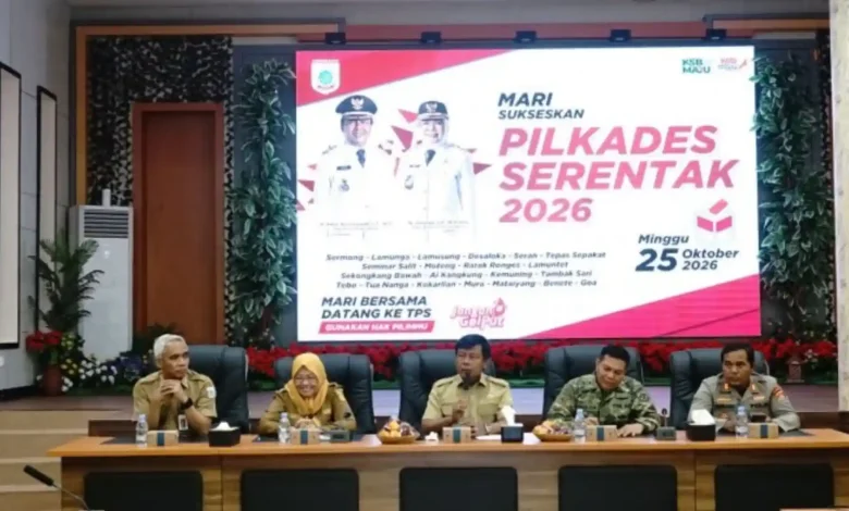 Bupati Sumbawa Barat H. Amar Nurmansyah (tengah) memimpin Rapat Koordinasi Persiapan Pilkades Serentak 2026 di Ruang Sidang Graha Fitrah, Senin, 13 Juli 2026.