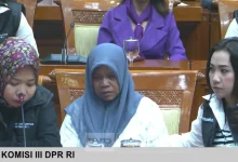 Momen ibu korban S (tengah), santri yang terbakar di Lombok Tengah saat menghadiri RDP bersama DPR RI di Jakarta pada Senin, 13 Juli 2026.
