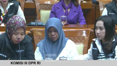 Momen ibu korban S (tengah), santri yang terbakar di Lombok Tengah saat menghadiri RDP bersama DPR RI di Jakarta pada Senin, 13 Juli 2026.