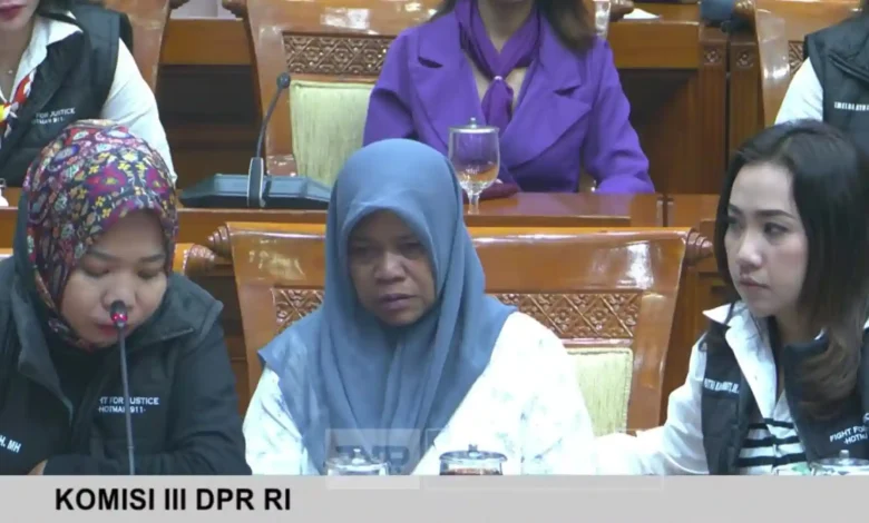 Momen ibu korban S (tengah), santri yang terbakar di Lombok Tengah saat menghadiri RDP bersama DPR RI di Jakarta pada Senin, 13 Juli 2026.