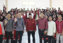 Kegiatan pembekalan mahasiswa STKIP Tamsis Bima yang akan mengikuti program KKN berlangsung di Auditorium Sudirman STKIP Taman Siswa Bima, Senin, 13 Juli 2026.