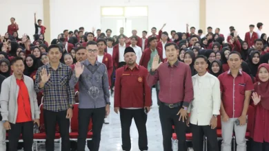 Kegiatan pembekalan mahasiswa STKIP Tamsis Bima yang akan mengikuti program KKN berlangsung di Auditorium Sudirman STKIP Taman Siswa Bima, Senin, 13 Juli 2026.