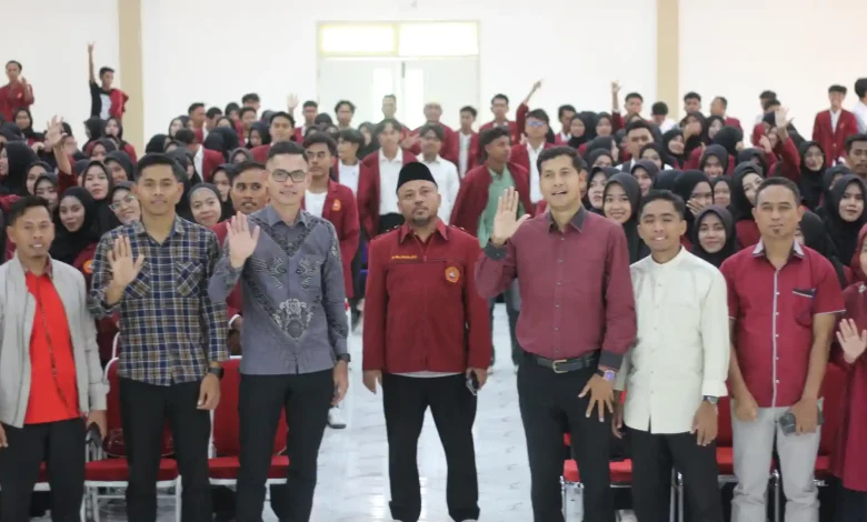 Kegiatan pembekalan mahasiswa STKIP Tamsis Bima yang akan mengikuti program KKN berlangsung di Auditorium Sudirman STKIP Taman Siswa Bima, Senin, 13 Juli 2026.