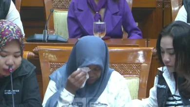 Momen ibu salah seorang korban santri terbakar di Lombok Tengah (tengah) menangis saat menghadiri RDP bersama DPR RI di Jakarta pada Senin, 13 Juli 2026.