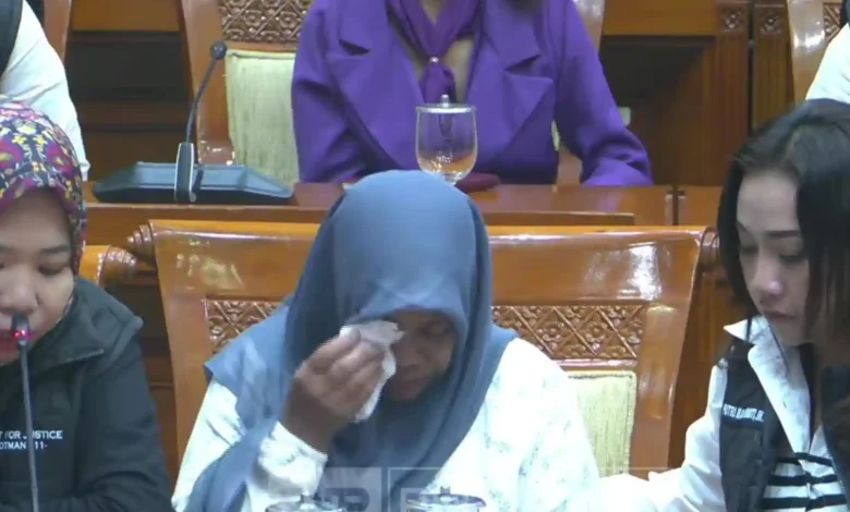 Momen ibu salah seorang korban santri terbakar di Lombok Tengah (tengah) menangis saat menghadiri RDP bersama DPR RI di Jakarta pada Senin, 13 Juli 2026.