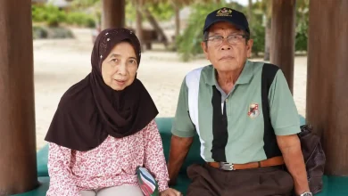 Ibunda Lalu Muhammad Iqbal, Hajjah Alimah (kiri).