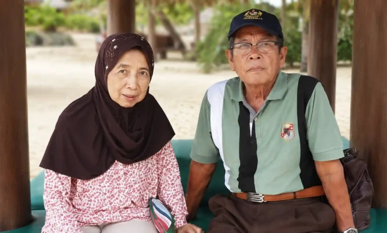 Ibunda Lalu Muhammad Iqbal, Hajjah Alimah (kiri).