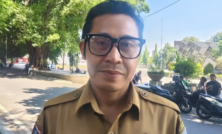 Lurah Monjok Timur, Sumanto.