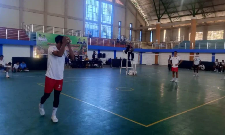 Pelaksanaan kualifikasi sepak takraw di GOR Tripat Gerung, Selasa, 14 Juli 2026.