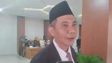 Kepala DLHK Provinsi NTB, Didik Mahmud Gunawan Hadi, saat memberikan keterangan mengenai perpanjangan darurat sampah di kantor Gubernur NTB, Selasa, 14 Juli 2026.