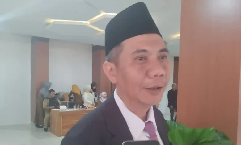 Kepala DLHK Provinsi NTB, Didik Mahmud Gunawan Hadi, saat memberikan keterangan mengenai perpanjangan darurat sampah di kantor Gubernur NTB, Selasa, 14 Juli 2026.