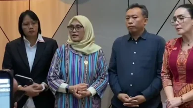 Ketua LPA Kota Mataram, Joko Jumadi (kedua dari kanan) dan Wakil Ketua LPSK, Sri Nurherwati (kedua dari kiri), saat konferensi pers tentang pembiayaan santri terbakar di Lombok Tengah pada Selasa, 14 Juli 2026.