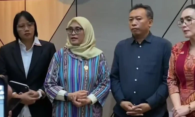 Ketua LPA Kota Mataram, Joko Jumadi (kedua dari kanan) dan Wakil Ketua LPSK, Sri Nurherwati (kedua dari kiri), saat konferensi pers tentang pembiayaan santri terbakar di Lombok Tengah pada Selasa, 14 Juli 2026.
