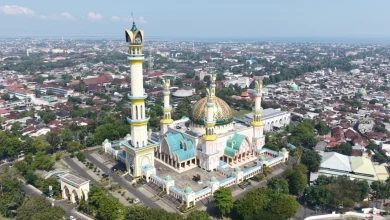 Tangkapan udara Masjid Islamic Center, salah satu ikon pariwisata halal yang paling sering dikunjungi umat Muslim di NTB.