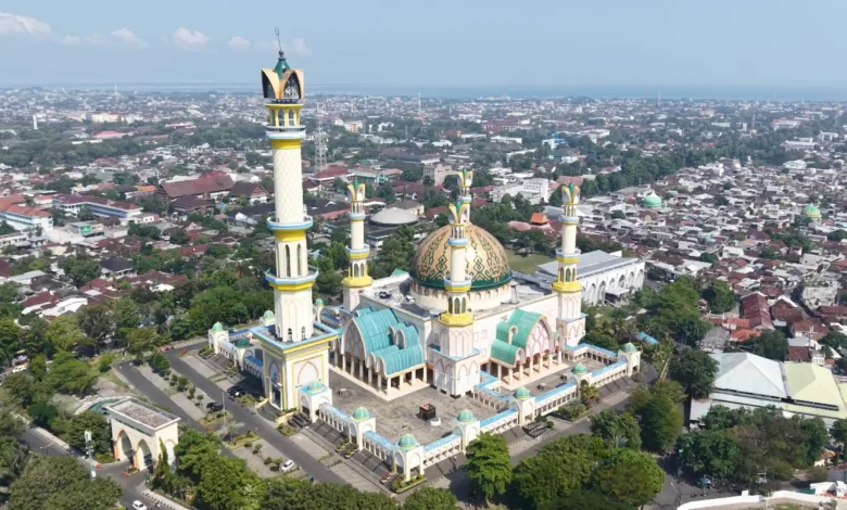 Tangkapan udara Masjid Islamic Center, salah satu ikon pariwisata halal yang paling sering dikunjungi umat Muslim di NTB.
