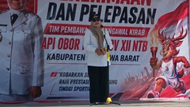Wakil Bupati Sumbawa Barat, Hj. Hanipah, menyampaikan sambutan dalam acara penerimaan Kirab Api Obor Porprov XII NTB di kawasan Sentra IKM Kecamatan Poto Tano, Kabupaten Sumbawa Barat, Rabu, 15 Juli 2026.
