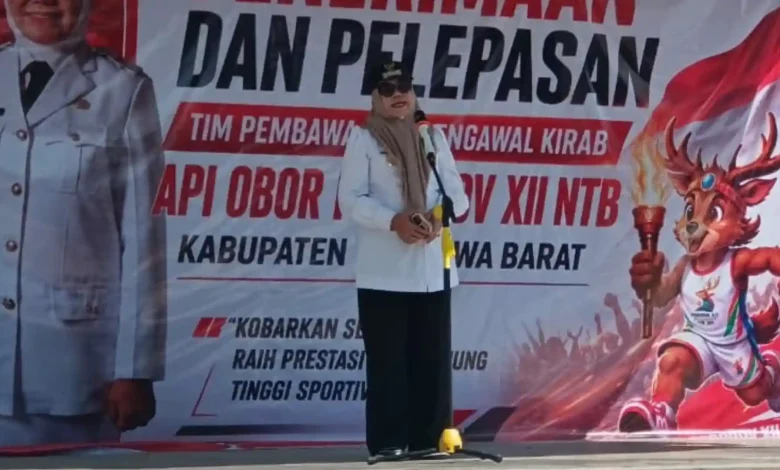 Wakil Bupati Sumbawa Barat, Hj. Hanipah, menyampaikan sambutan dalam acara penerimaan Kirab Api Obor Porprov XII NTB di kawasan Sentra IKM Kecamatan Poto Tano, Kabupaten Sumbawa Barat, Rabu, 15 Juli 2026.