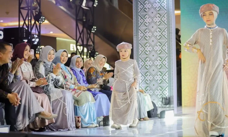 Fesyen Muslim menjadi salah satu primadona di Kota Mataram pada pelaksanaan Lombok Syariah Festival 2026.