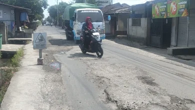 Kondisi jalan Bengkel-Merembu yang dilewati oleh truk bertonase berat, sebabkan jalan semakin rusak dan berlubang, Juli 2026.