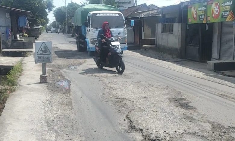 Kondisi jalan Bengkel-Merembu yang dilewati oleh truk bertonase berat, sebabkan jalan semakin rusak dan berlubang, Juli 2026.