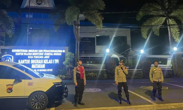 Polresta Mataram melakukan penjagaan Ketat Jalan Udaya, Selasa, 15 Juli 2026 usai insiden Pembacokan.