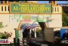 Tangkapan layar video TvOne News yang menampilkan visual Ponpes Al-Ishlahuddiny Kediri dalam berita kasus santri terbakar di Lombok Tengah, Rabu, 15 Juli 2026.