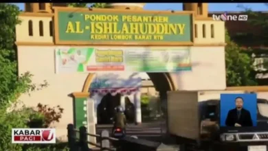Tangkapan layar video TvOne News yang menampilkan visual Ponpes Al-Ishlahuddiny Kediri dalam berita kasus santri terbakar di Lombok Tengah, Rabu, 15 Juli 2026.