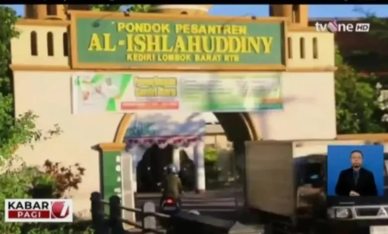 Tangkapan layar video TvOne News yang menampilkan visual Ponpes Al-Ishlahuddiny Kediri dalam berita kasus santri terbakar di Lombok Tengah, Rabu, 15 Juli 2026.