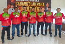 Atlet catur beregu putra KSB menunjukkan medali emas kategori catur cepat pada ajang Porprov XII NTB di Mataram, Rabu, 15 Juli 2026.